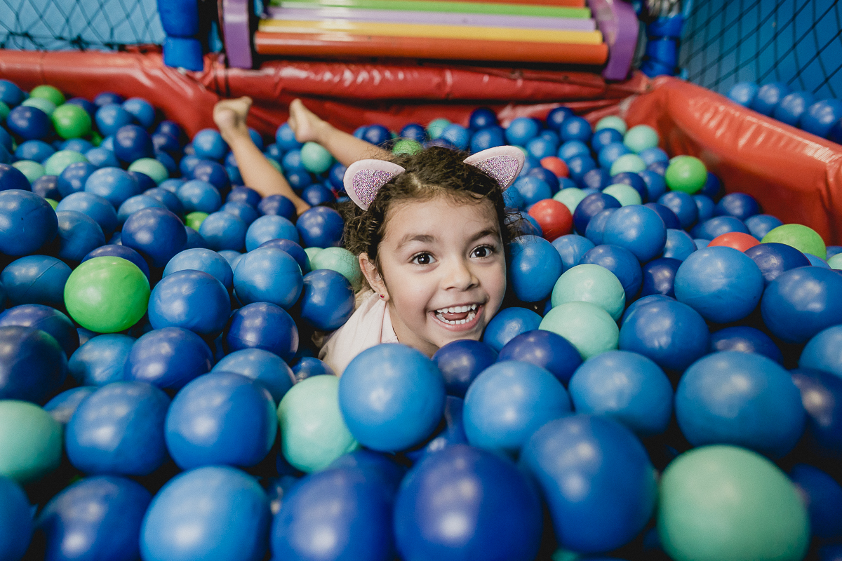 brincando na piscina de bolinhas