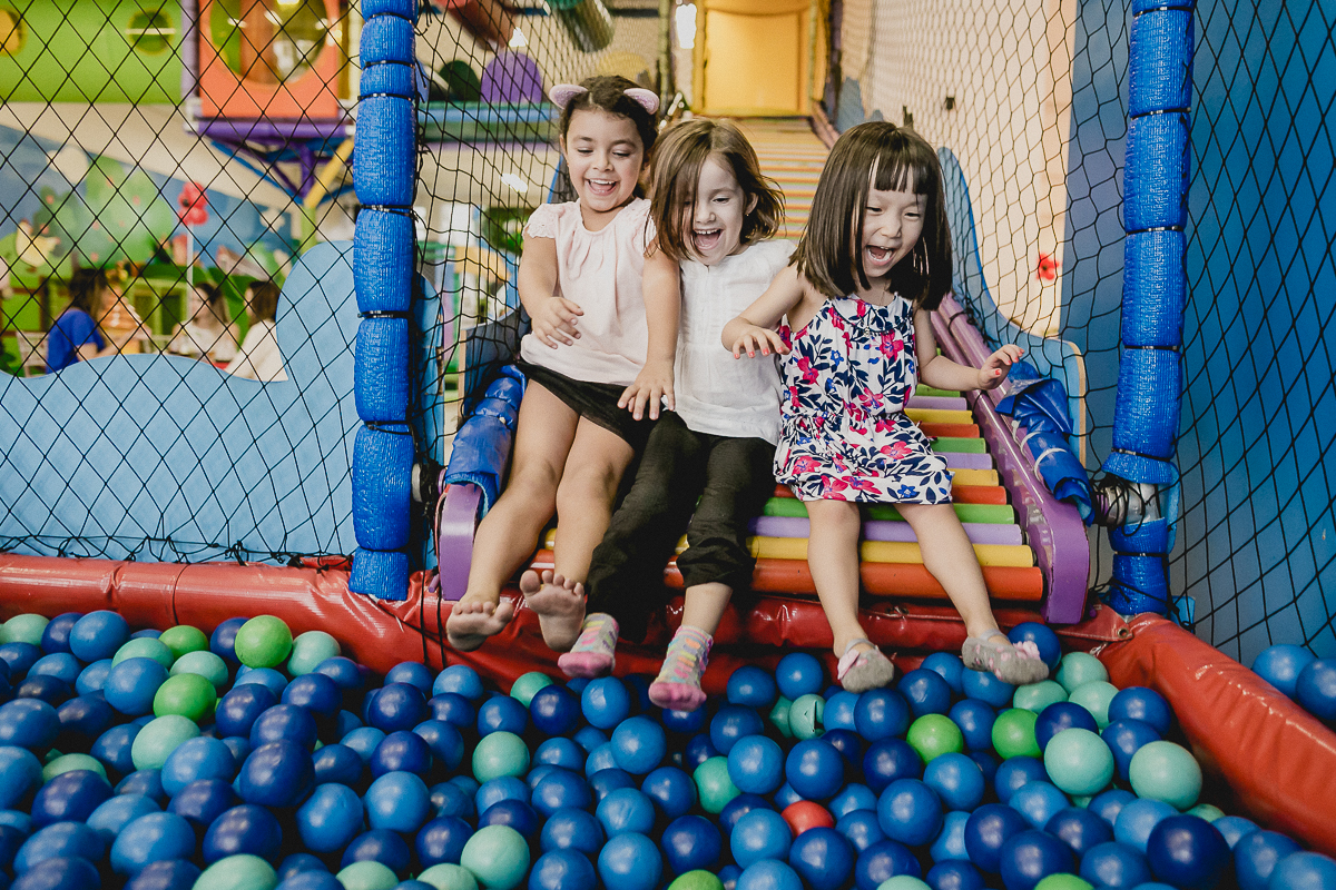 descendo o escorregador com as amigas