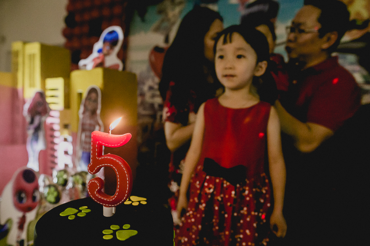 vela acessa para cantar o parabens da milena