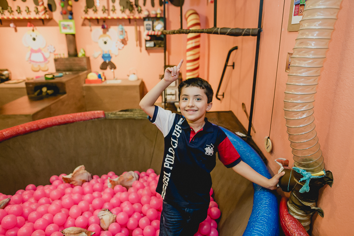 se divertindo na piscina de bolinhas do buffet miniland tree