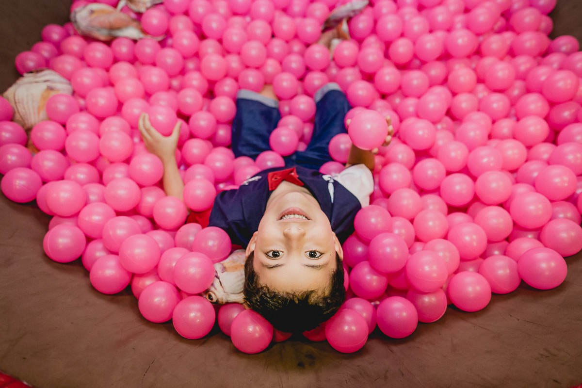retrato dentro da piscina de bolinhas