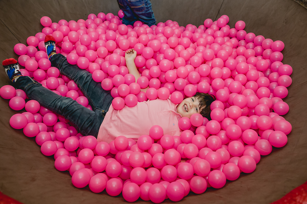 brincando na piscina de bolinhas