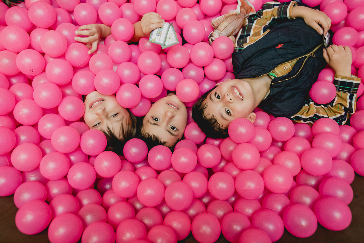 retrato com os amigos na piscina de bolinhas