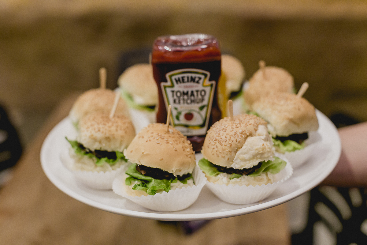 lanche de hamburguer no buffet miniland