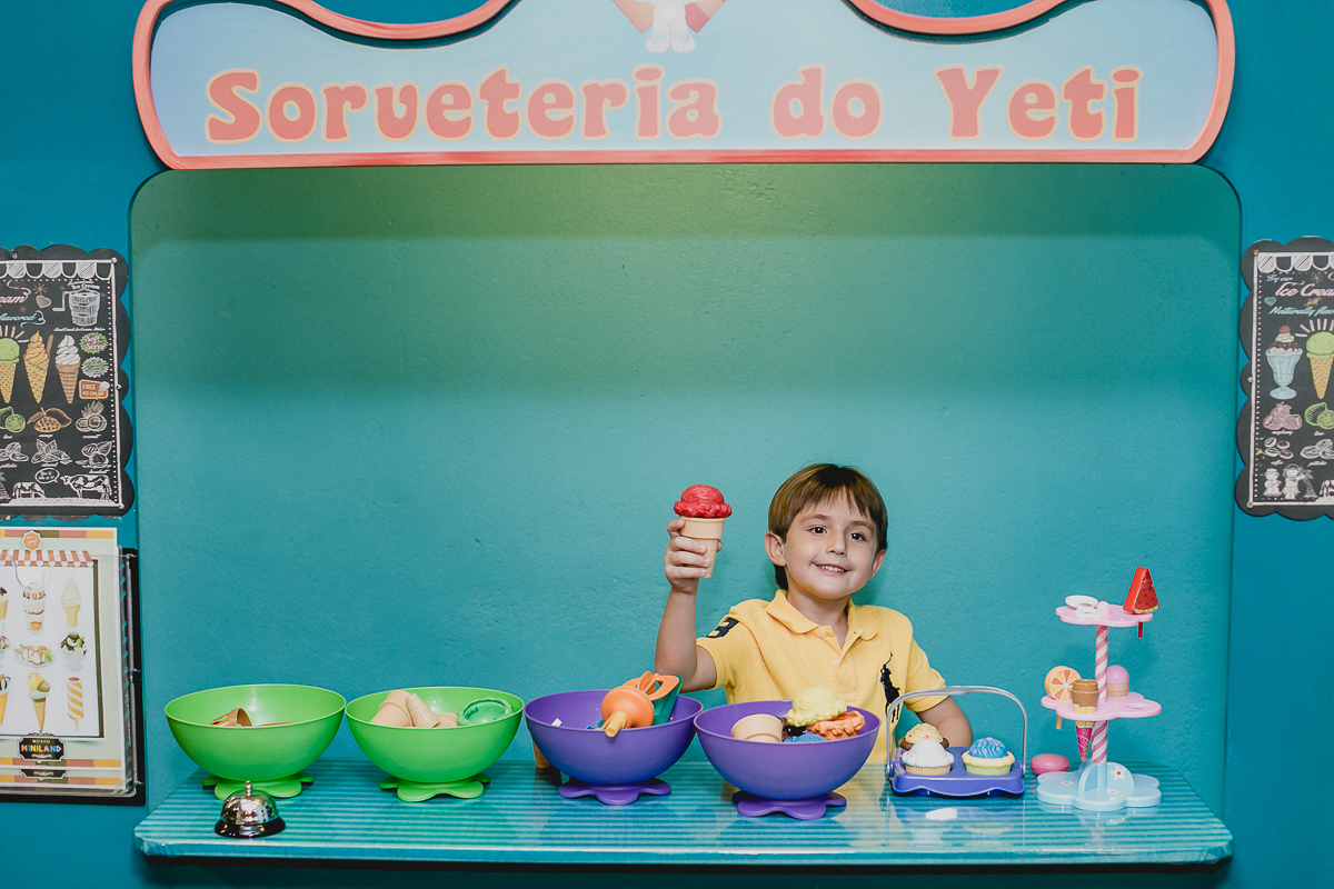 brincando de sorveteiro no buffet miniland