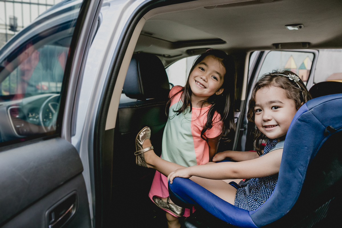 bibi e carol chegando para a festa de aniversario no cade bebe itaim sp