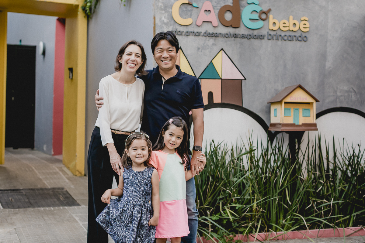 foto de familia na frente do espaco cade bebe localizado no bairro itaim sao paulo sp
