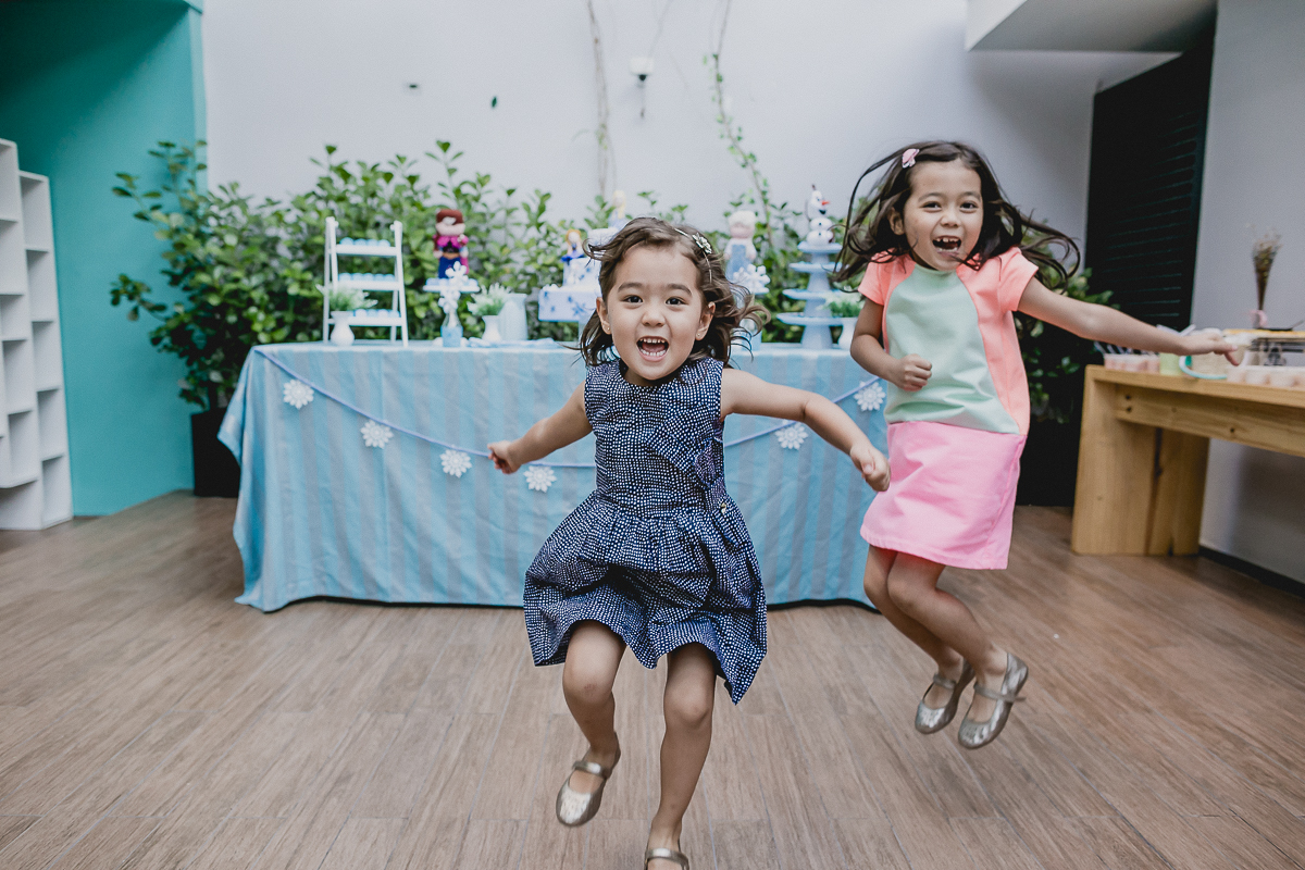 pulando de alegria com a irma na festa de aniversario