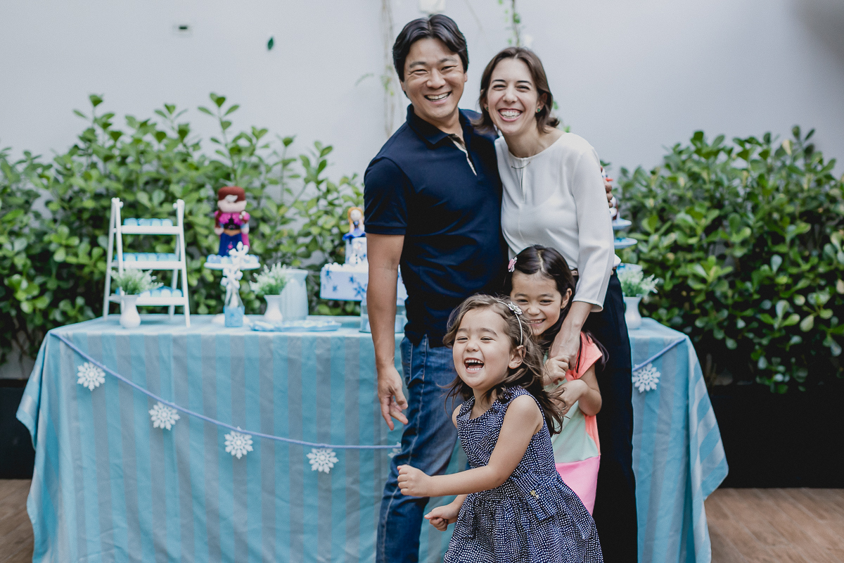 dando muitas risadas com as cosquinhas