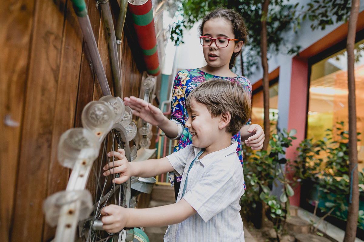 brincando com a roda da bicicleta no espaco cade bebe