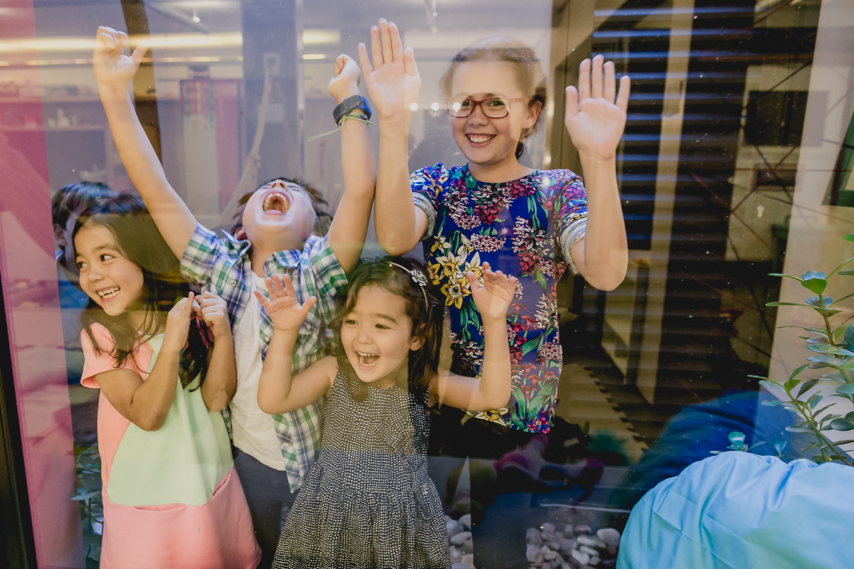 se divertindo na trilha dentro do espaco cade bebe