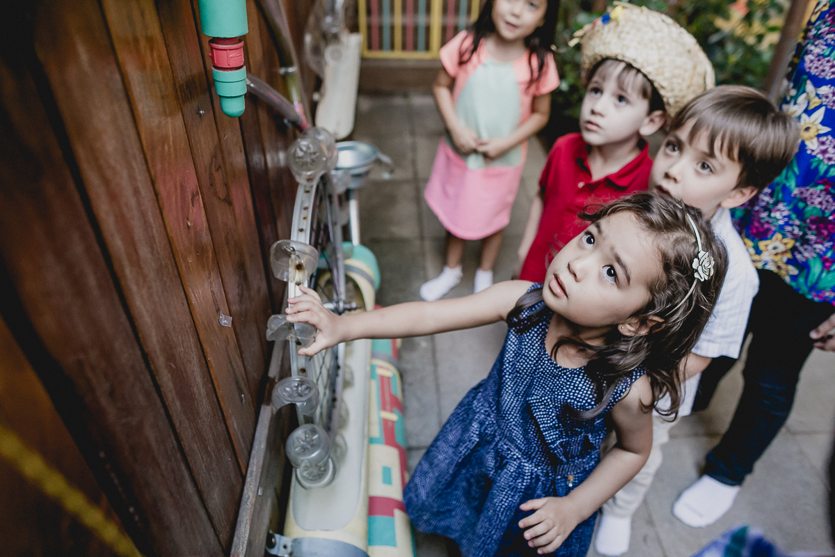brincando com a bicicleta no espaco cade bebe