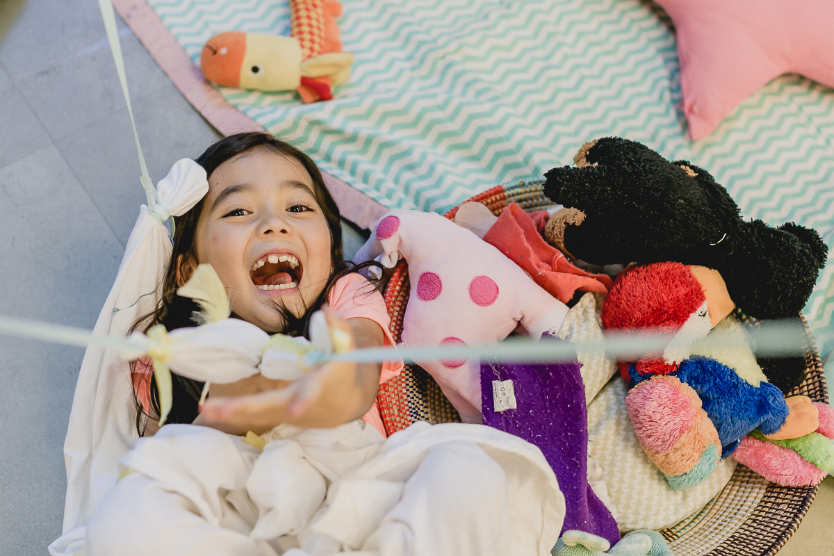 carol se divertindo e dando muitas risadas