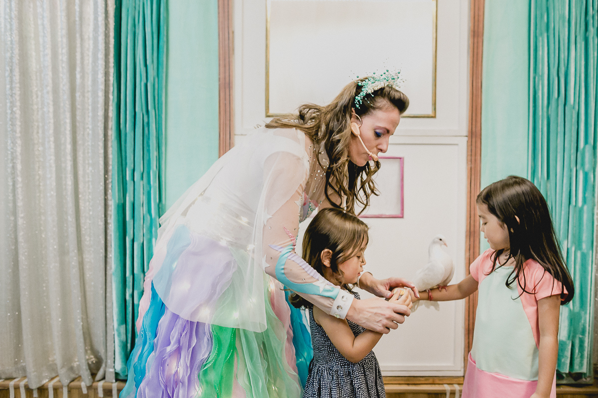 se divertindo com a pombinha no show da caramelo estrelinha