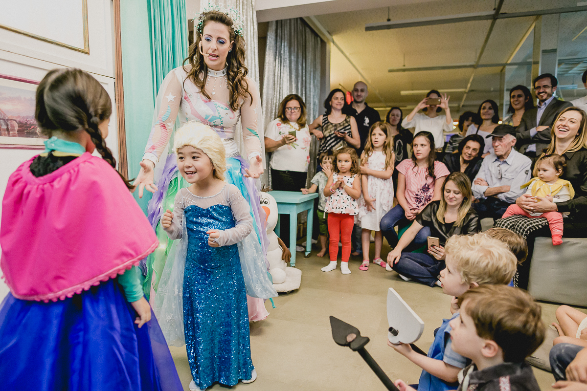 show da caramelo estrelinha com a bibi fazendo o papel de elsa e a carol fazendo o papel de ana