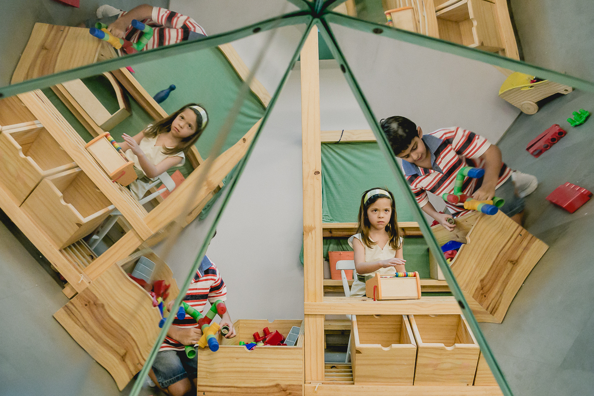brincando com os reflexos dentro do espaço cade bebe localizado no bairro do itaim sao paulo sp