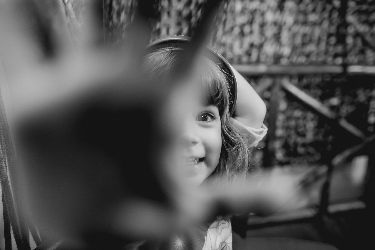 retrato da amiguinha com a mao na frente da lente