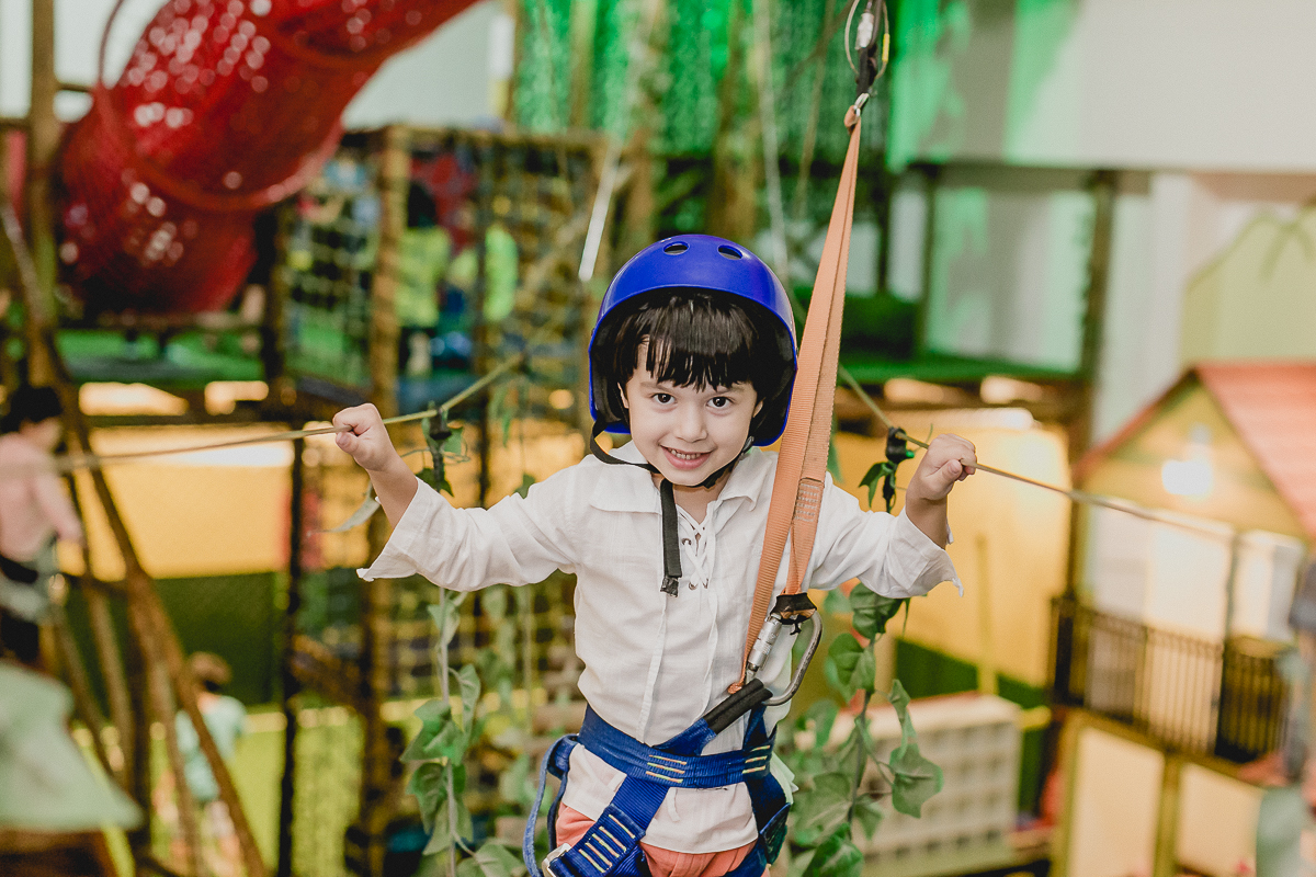 atravessando a ponte no arvorismo do buffet espaço puzzle na vila olimpia zona sul sp
