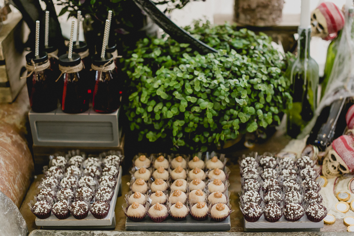 detalhes da mesa do bolo feita pela arte coisa e tal e tati carolino