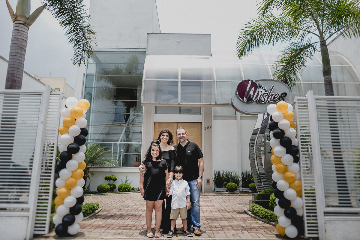retrato em familia na frente do buffet whishes sao paulo sp