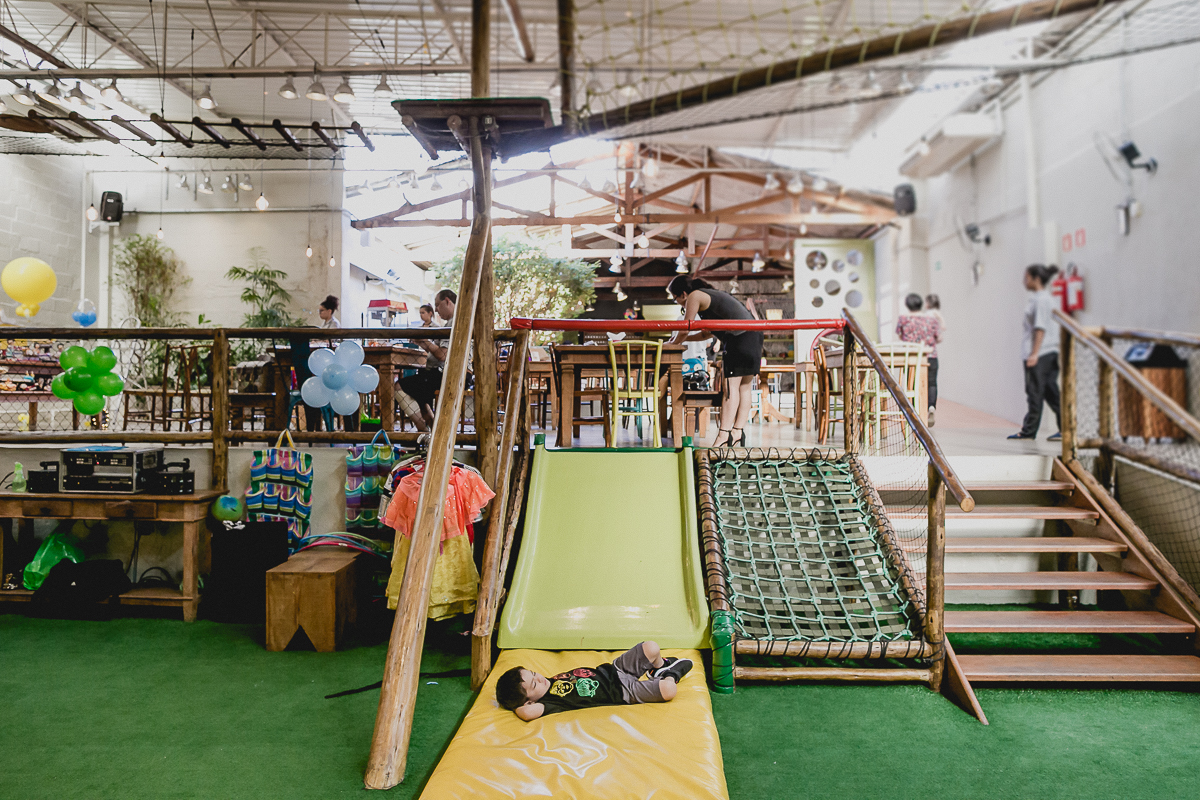 bernardo dormindo dentro do buffet no galpao