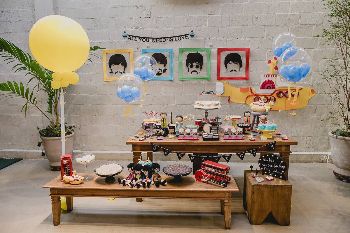 mesa do bolo com o tema beatles