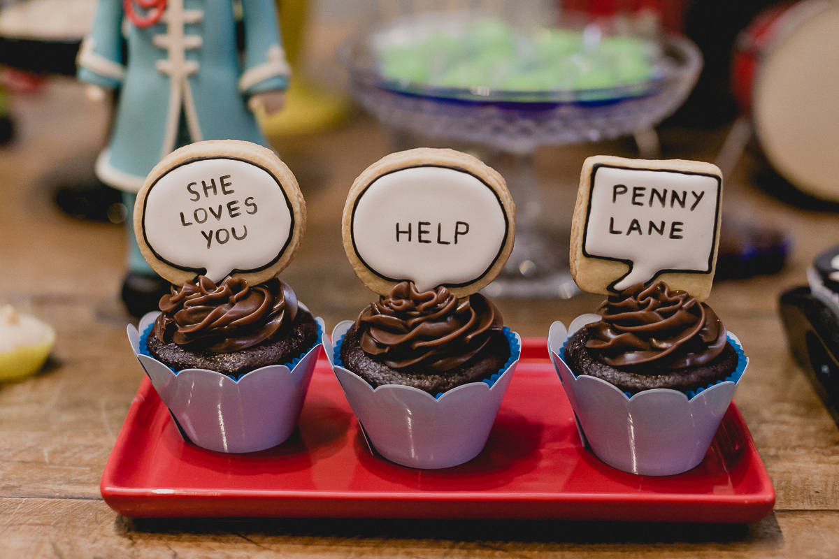 mesa do bolo com o tema dos beatles
