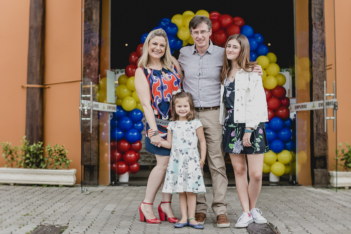 fotografia em familia na frente da fachada do buffet toca do toco vila mariana zona sul sp