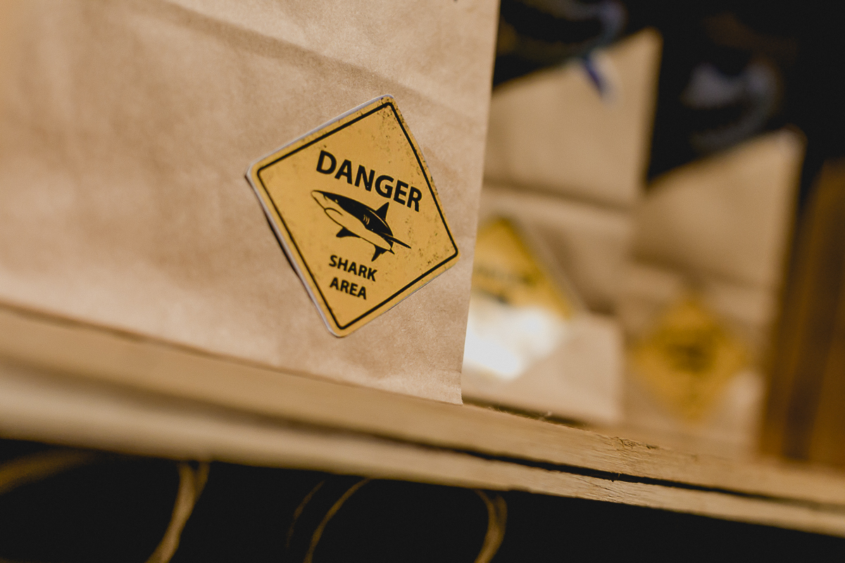 detalhes da lembrancinha com o tema tubaroes