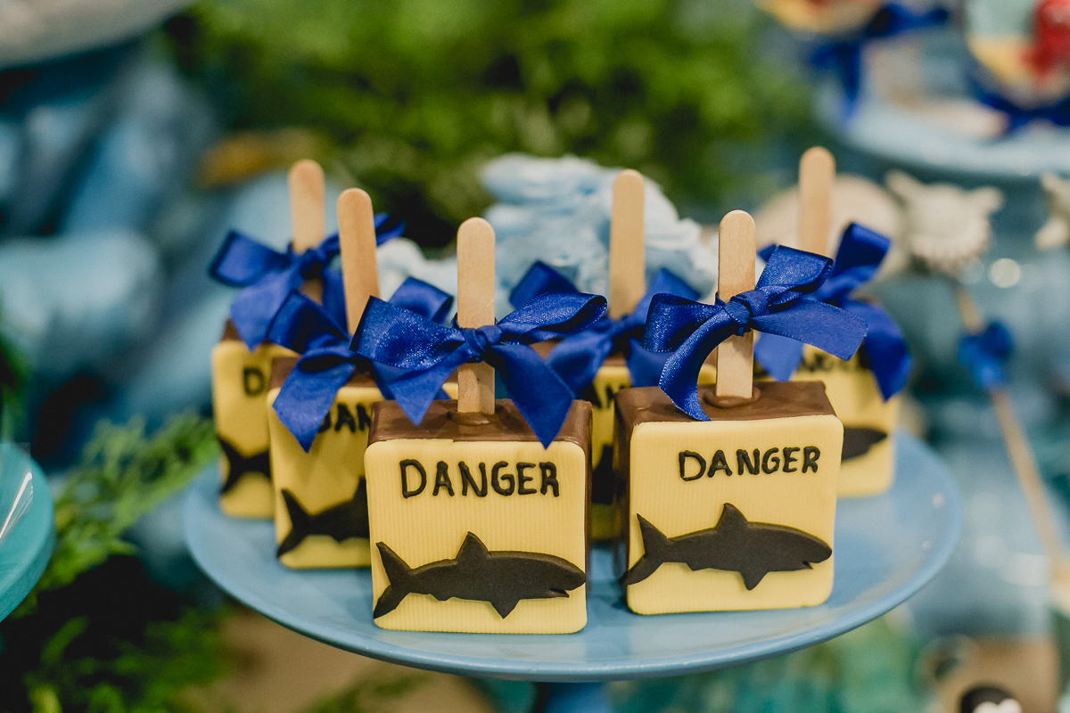 detalhes da mesa do bolo feita pela chiara marcelli