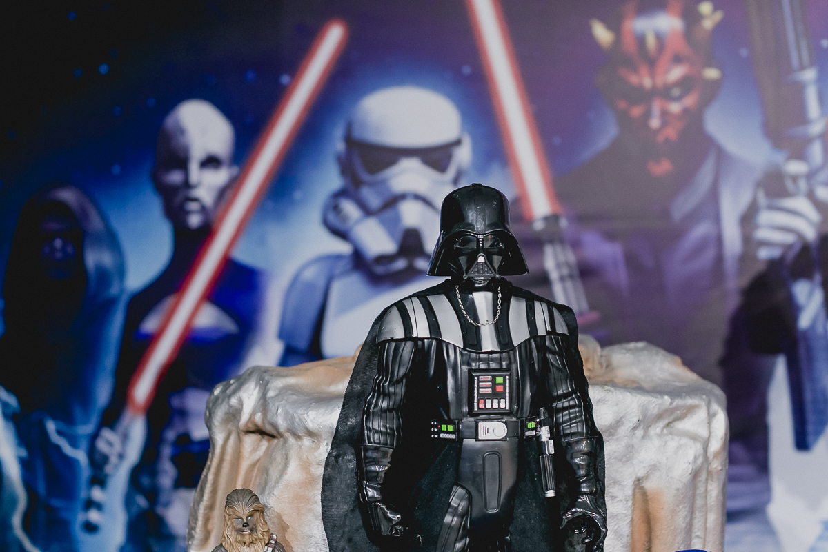 detalhes da mesa decorada com o tema star wars e feita pela cleuza ferreira decorações com bolo do gustavo henrik cake designer