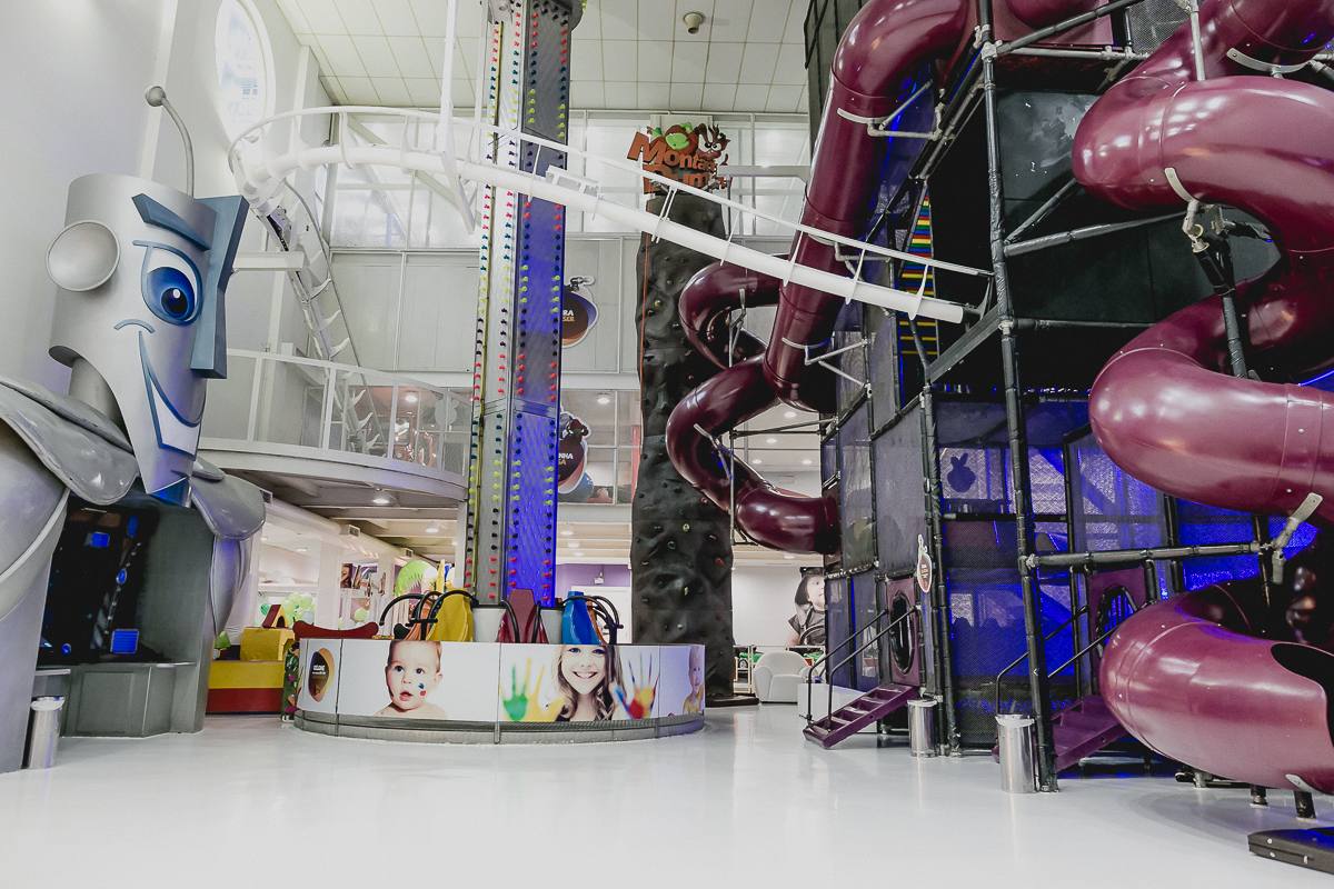 Interior e atracoes do buffet planet mundi