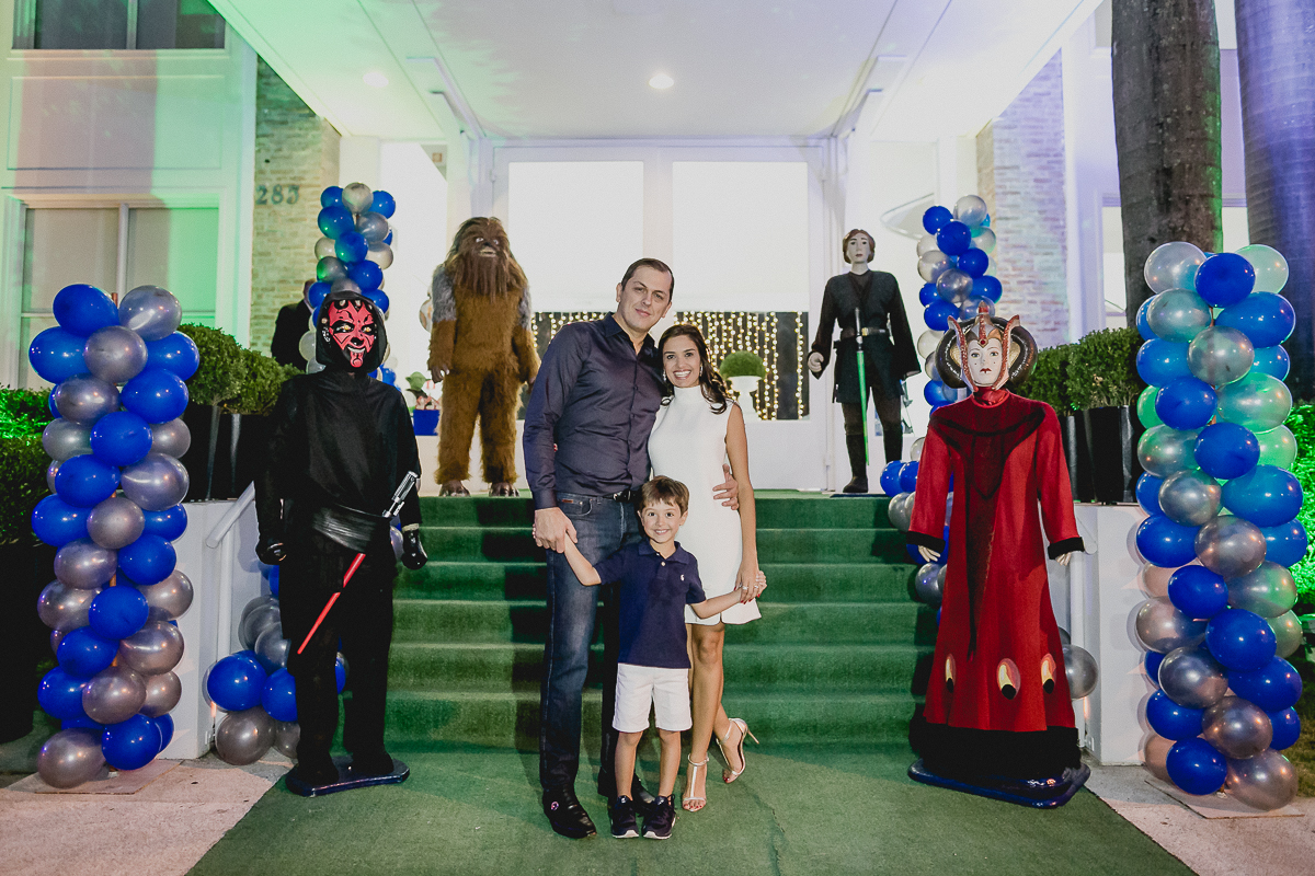 retrato em familia na fachada do buffet planet mundi