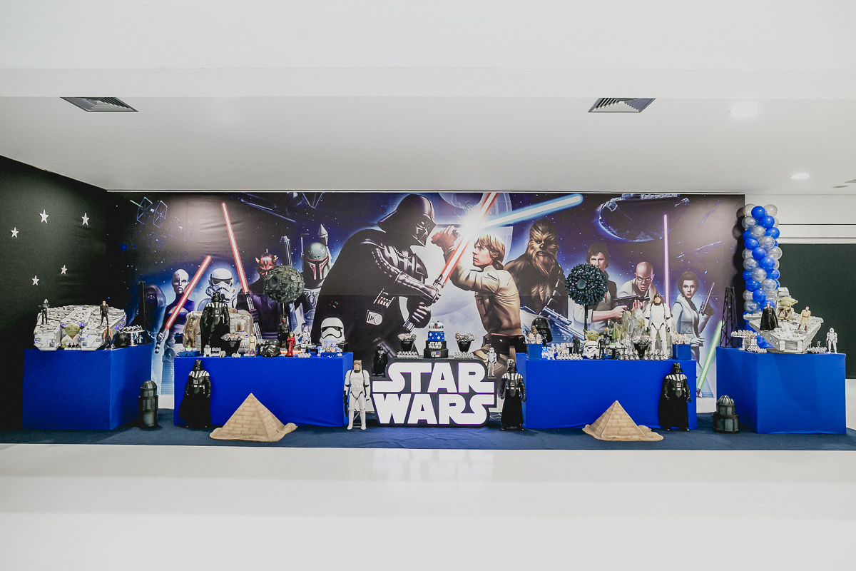 mesa decorada com o tema star wars e feita pela cleuza ferreira decorações com bolo do gustavo henrik cake designer