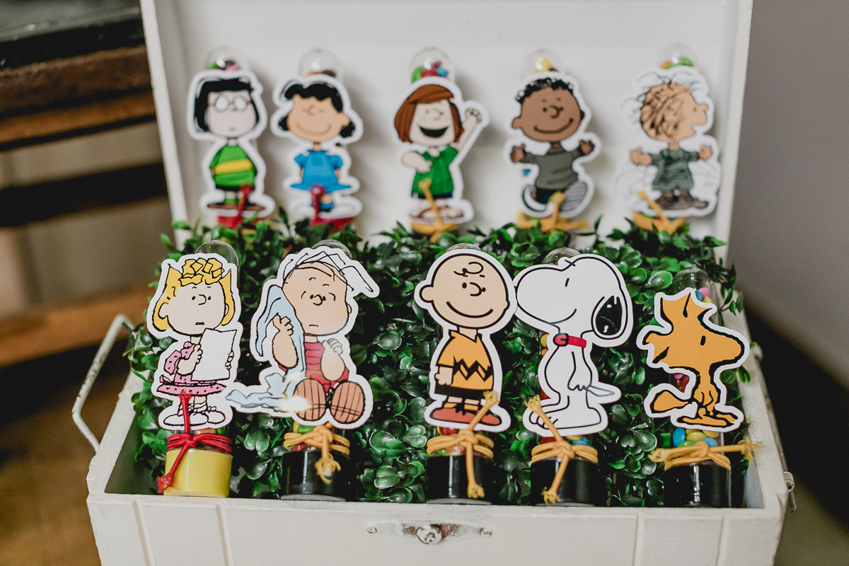 detalhes da mesa do bolo com o tema charlie brown