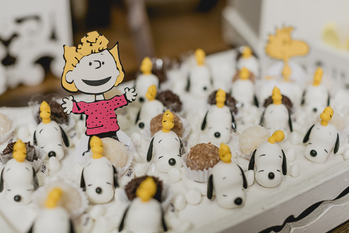 detalhes da mesa do bolo com o tema charlie brown