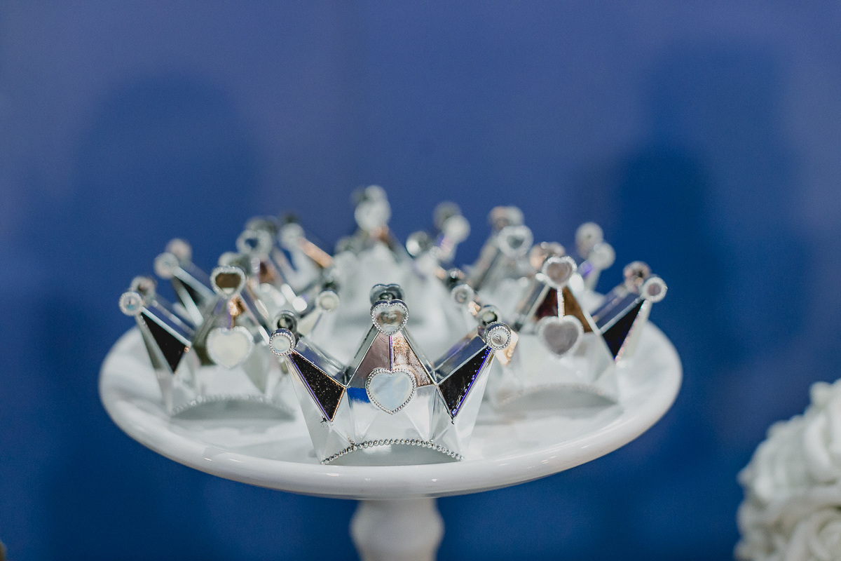 detalhes da mesa do bolo com o tema frozen