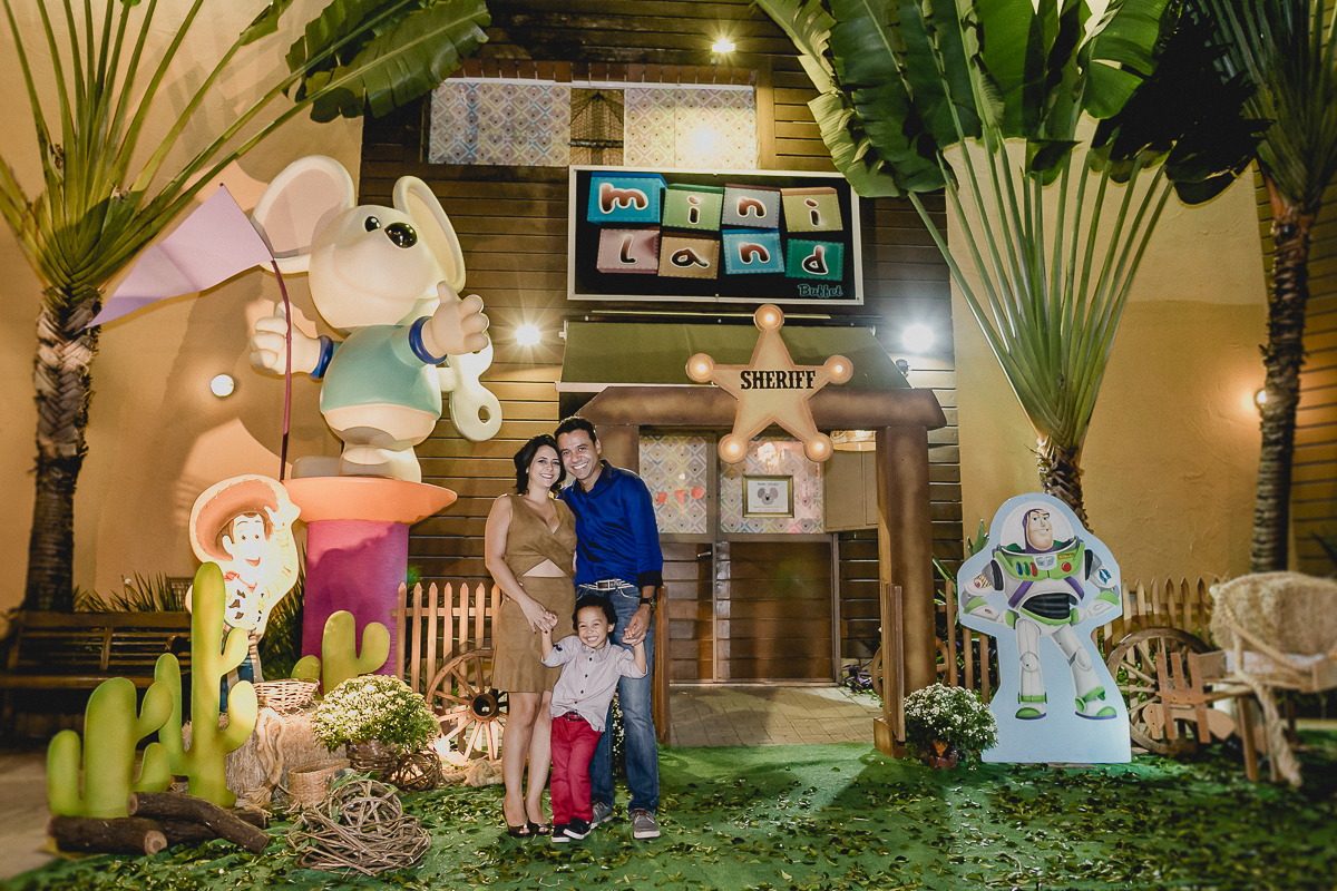 retrato em familia na frente do buffet miniland localizado no tatuape sp