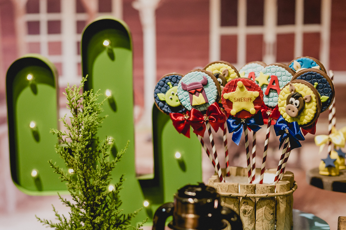 detalhes da mesa do bolo com o tema toy story feita pela meire cespede