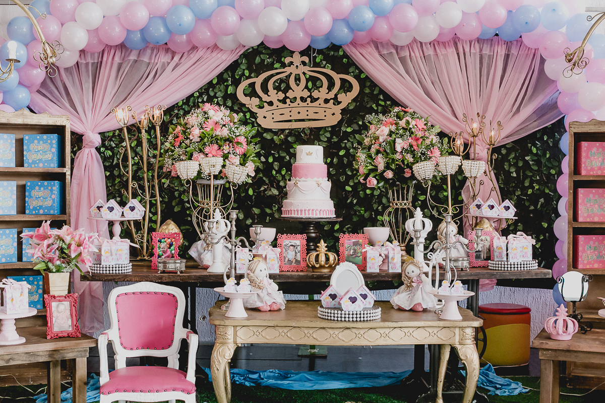mesa do bolo com o tema de passarinhos