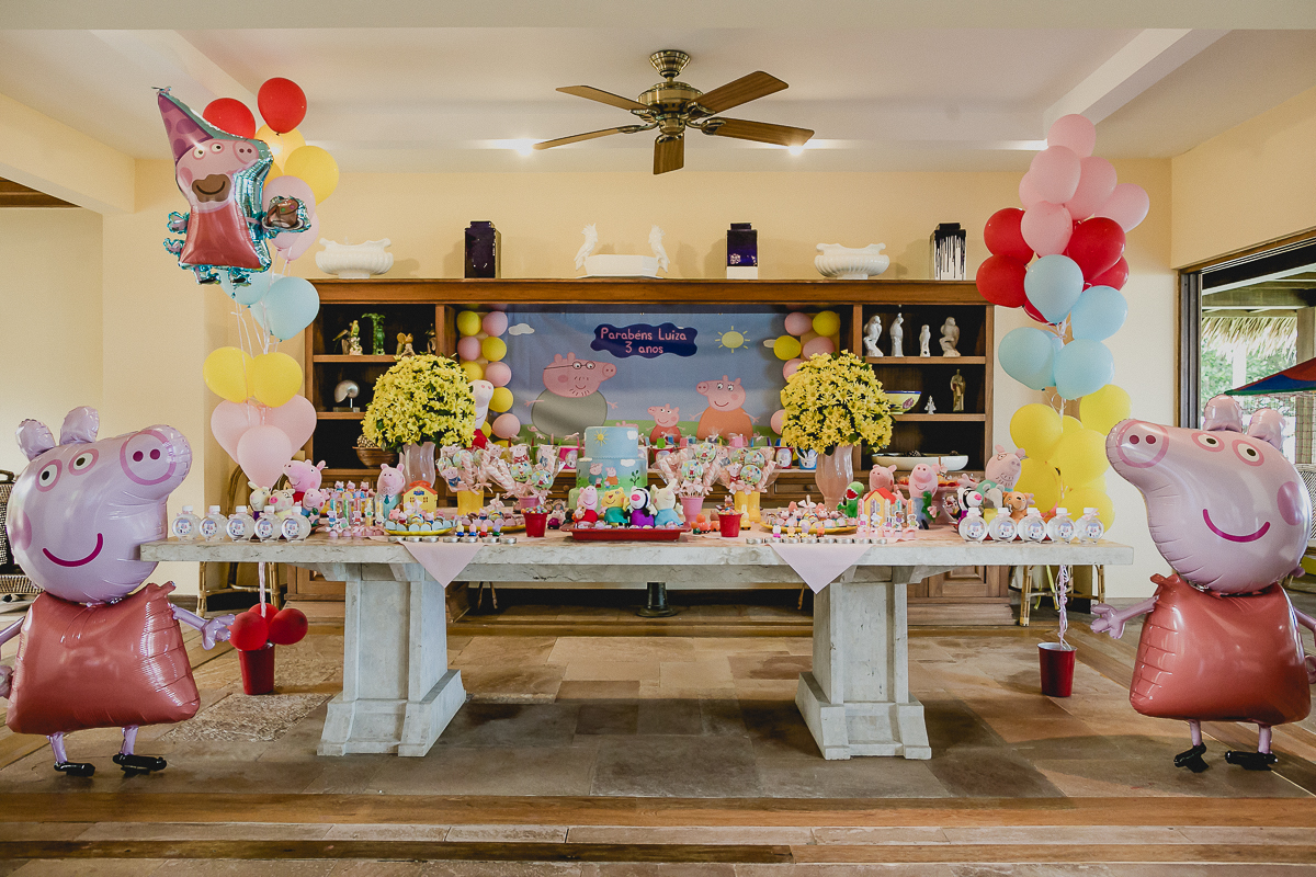 mesa da festa de 3 anos com o tema peppa pig