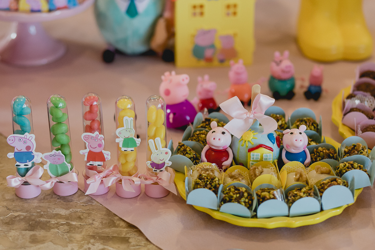 detalhes da mesa do bolo com o tema da peppa pig