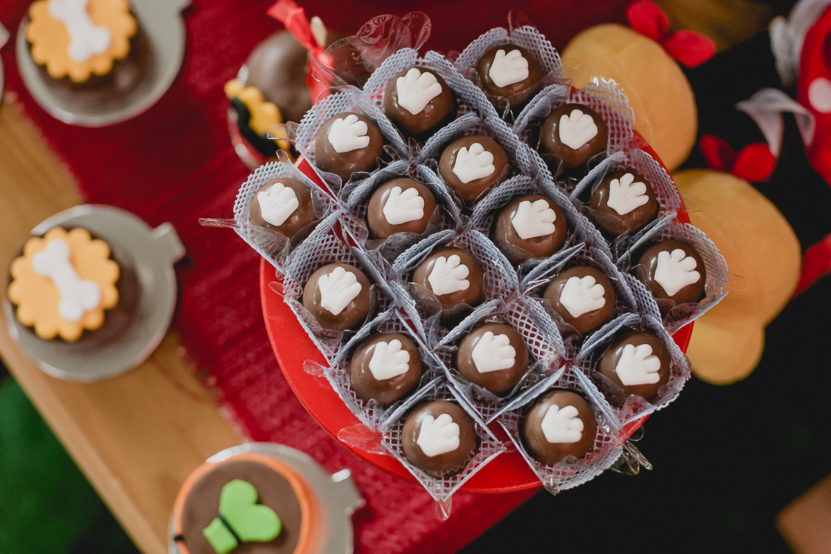 detalhes da mesa do bolo com o tema mickey e minnie