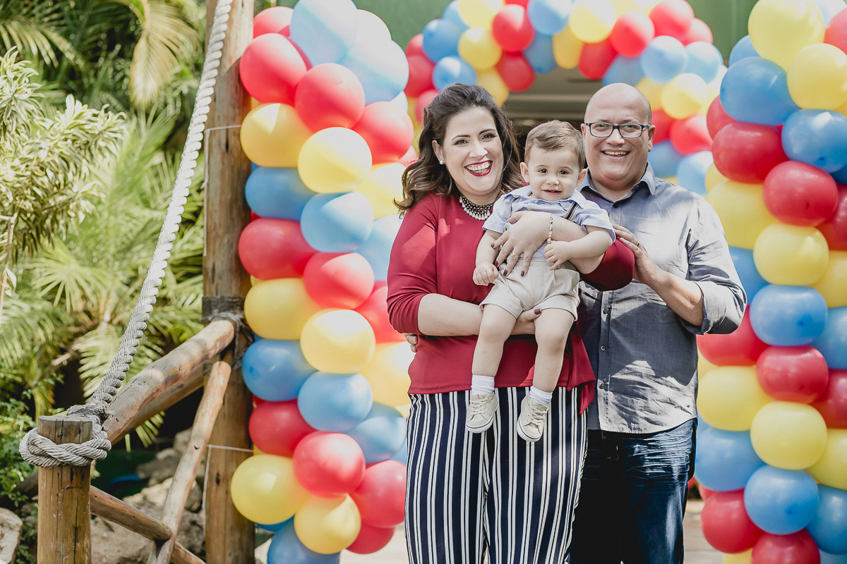 retratos em familia na frente do buffet algazarra eco kids