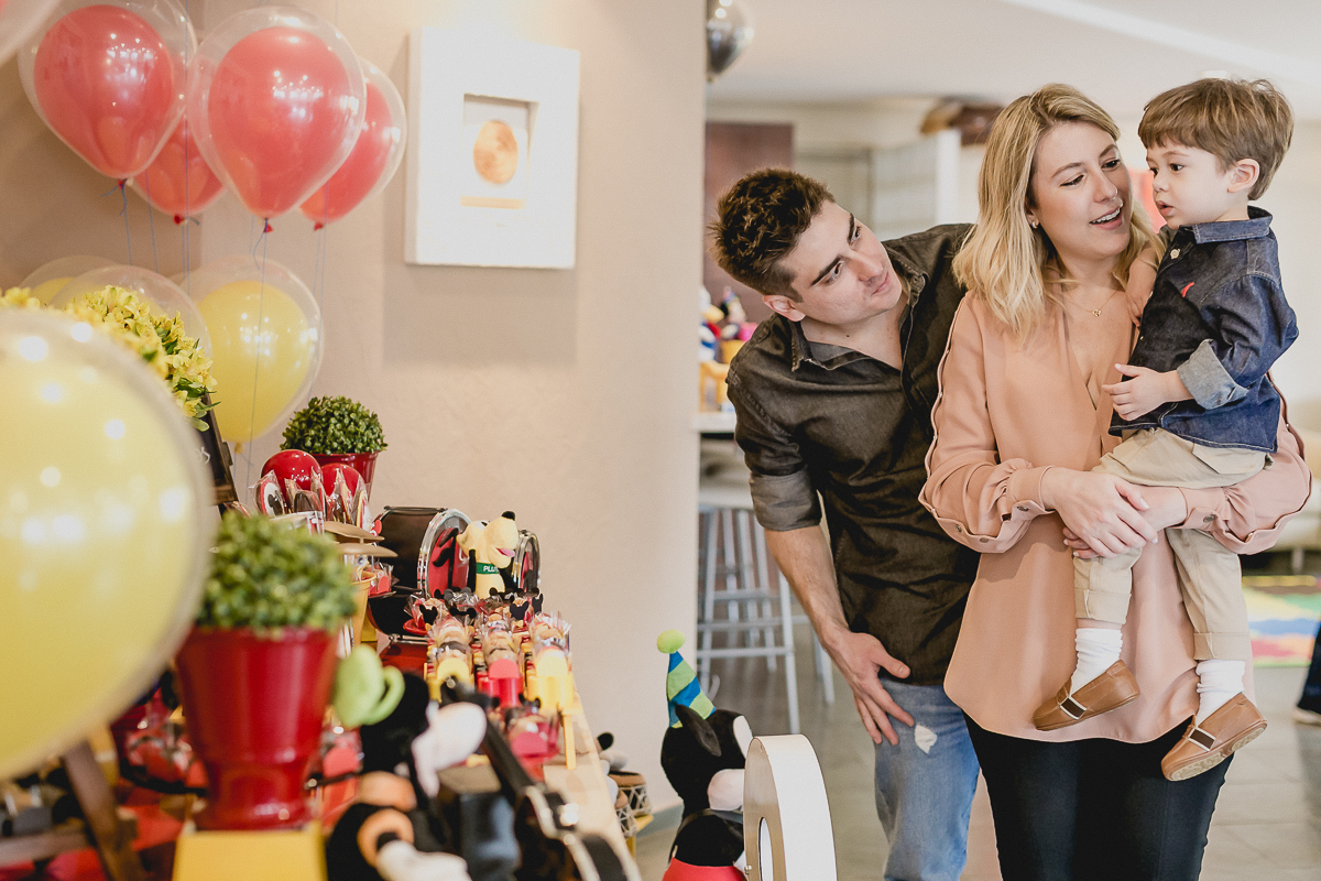 familia chegando para a festa e vendo a mesa do mickey e minnie