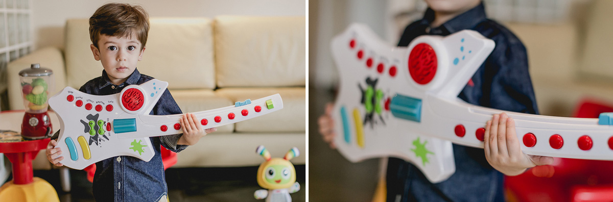 tocando guitarra de brinquedo