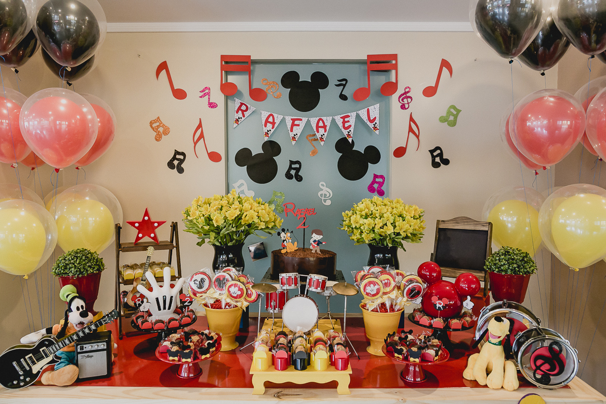 mesa do bolo com o tema mickey e minnie