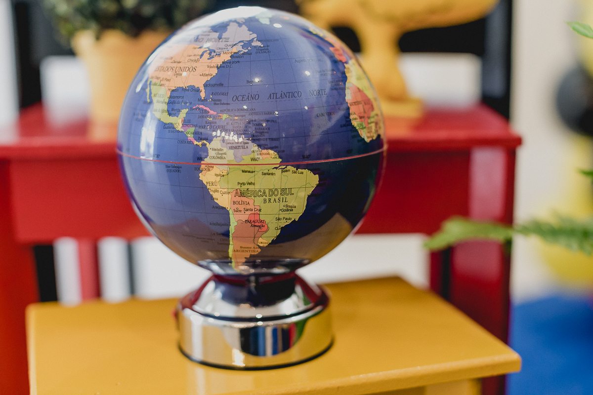 detalhes da mesa do bolo com o tema snoop