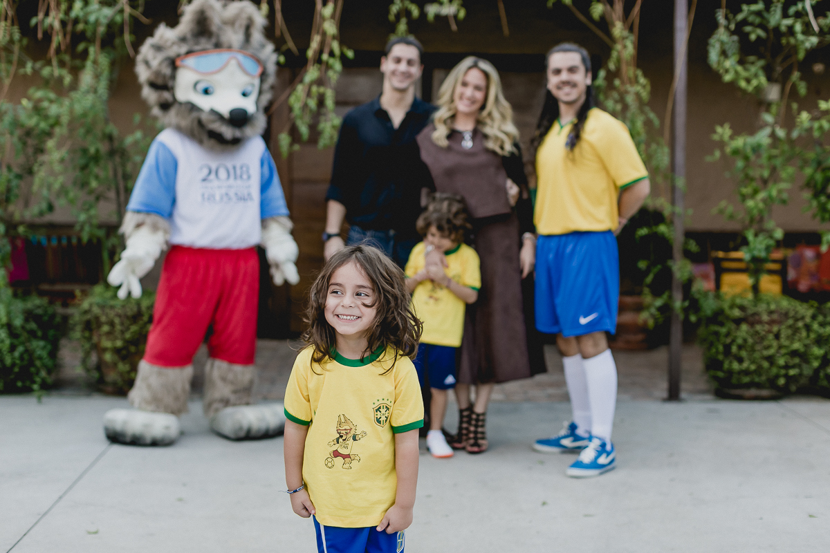 retrato em familia na frente do buffet espaço formigueiro