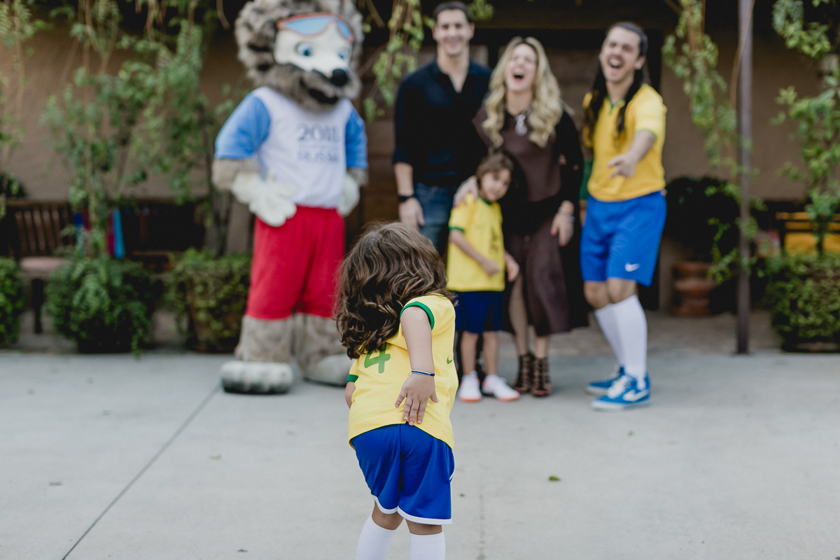retrato em familia na frente do buffet